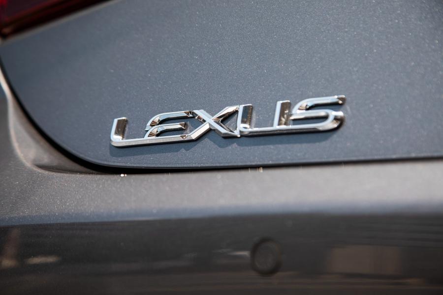 Логотип Lexus ES250 2018 года  (WW) (фото 10 из 21)